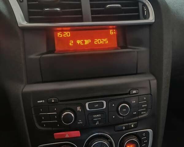 Белый Ситроен С4, объемом двигателя 1.59 л и пробегом 127 тыс. км за 7800 $, фото 16 на Automoto.ua