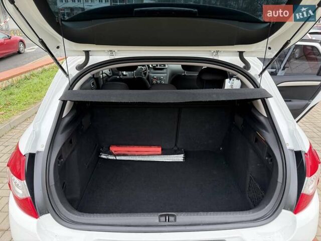 Белый Ситроен С4, объемом двигателя 1.59 л и пробегом 120 тыс. км за 7500 $, фото 9 на Automoto.ua