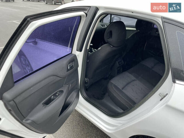 Белый Ситроен С4, объемом двигателя 1.56 л и пробегом 183 тыс. км за 6000 $, фото 10 на Automoto.ua