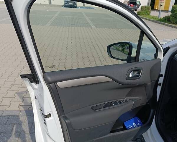 Белый Ситроен С4, объемом двигателя 1.56 л и пробегом 95 тыс. км за 10724 $, фото 16 на Automoto.ua