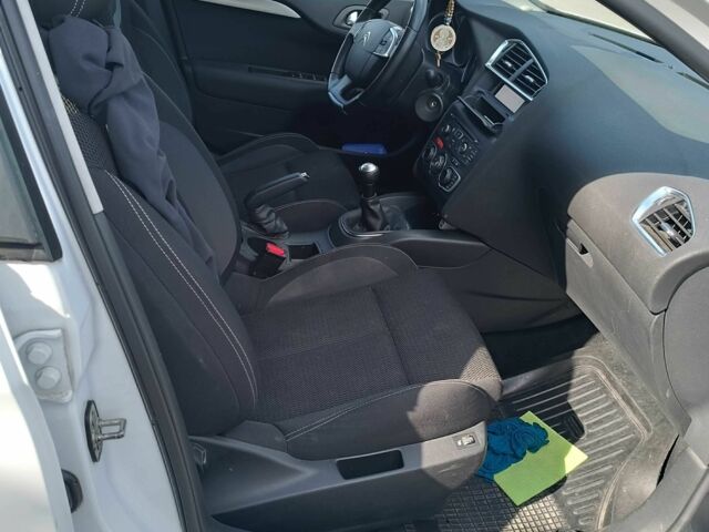 Белый Ситроен С4, объемом двигателя 1.6 л и пробегом 98 тыс. км за 10490 $, фото 4 на Automoto.ua