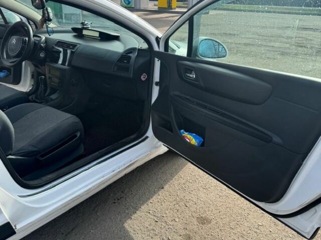 Ситроен С4 2005 в Лубнах на Automoto.ua Белый Ситроен С4, объемом двигателя 1.6 л и пробегом 261 тыс. км за 4300 $, фото 9 на Automoto.ua