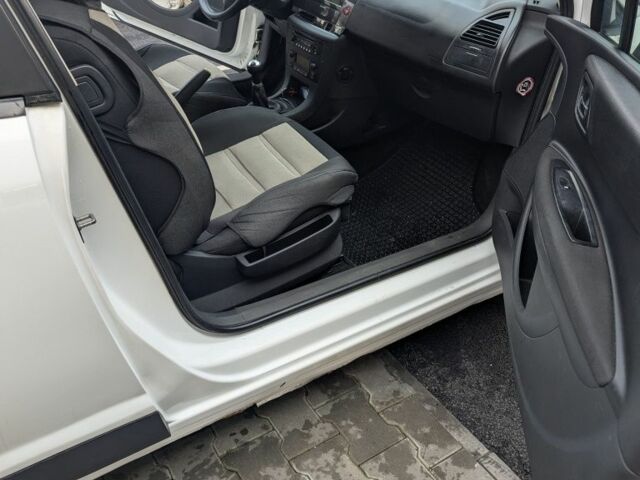 Белый Ситроен С4, объемом двигателя 1.6 л и пробегом 316 тыс. км за 3499 $, фото 2 на Automoto.ua