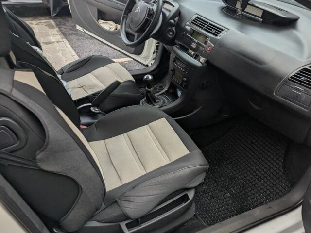 Белый Ситроен С4, объемом двигателя 1.6 л и пробегом 316 тыс. км за 3499 $, фото 3 на Automoto.ua