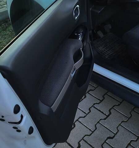 Белый Ситроен С4, объемом двигателя 1.6 л и пробегом 218 тыс. км за 9800 $, фото 6 на Automoto.ua