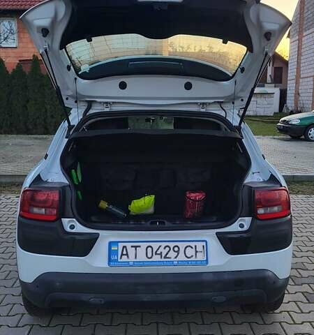 Белый Ситроен С4, объемом двигателя 1.6 л и пробегом 218 тыс. км за 9800 $, фото 5 на Automoto.ua