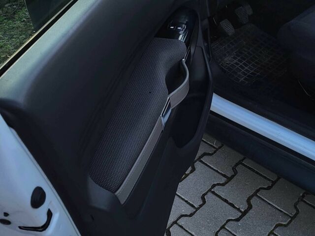 Белый Ситроен С4, объемом двигателя 1.6 л и пробегом 2 тыс. км за 9800 $, фото 7 на Automoto.ua