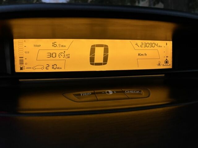 Черный Ситроен С4, объемом двигателя 1.6 л и пробегом 204 тыс. км за 2800 $, фото 14 на Automoto.ua