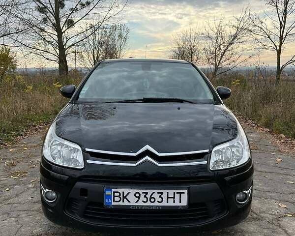 Черный Ситроен С4, объемом двигателя 1.6 л и пробегом 333 тыс. км за 5800 $, фото 1 на Automoto.ua