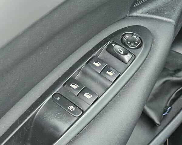 Черный Ситроен С4, объемом двигателя 1.56 л и пробегом 162 тыс. км за 7300 $, фото 10 на Automoto.ua