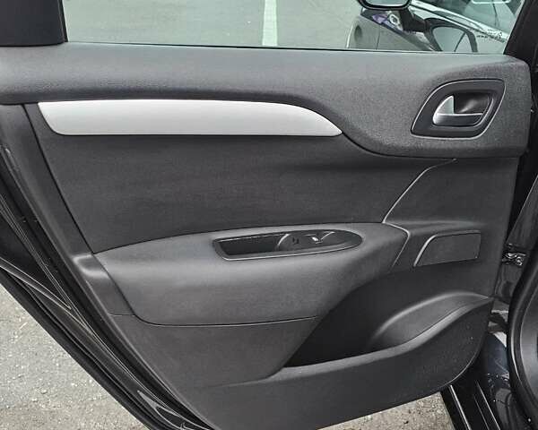 Черный Ситроен С4, объемом двигателя 1.59 л и пробегом 150 тыс. км за 4000 $, фото 22 на Automoto.ua