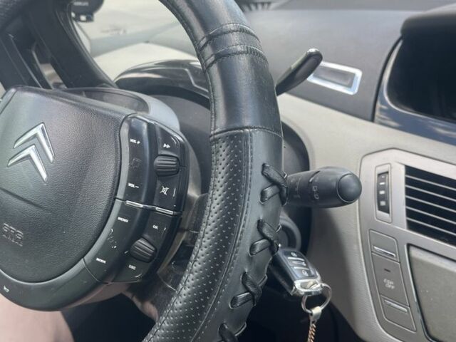 Черный Ситроен С4, объемом двигателя 1.6 л и пробегом 290 тыс. км за 4900 $, фото 7 на Automoto.ua