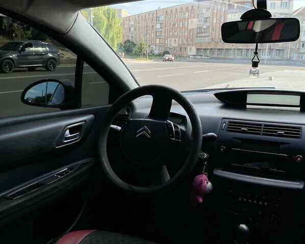 Красный Ситроен С4, объемом двигателя 1.36 л и пробегом 205 тыс. км за 3650 $, фото 3 на Automoto.ua