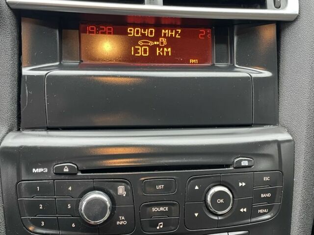 Красный Ситроен С4, объемом двигателя 1.6 л и пробегом 300 тыс. км за 4900 $, фото 10 на Automoto.ua