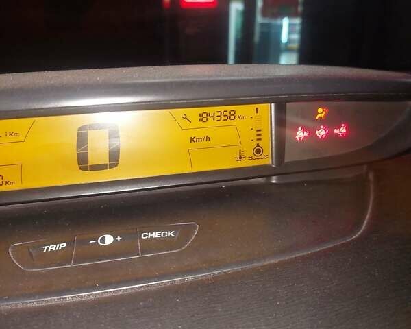 Красный Ситроен С4, объемом двигателя 1.6 л и пробегом 184 тыс. км за 3900 $, фото 5 на Automoto.ua