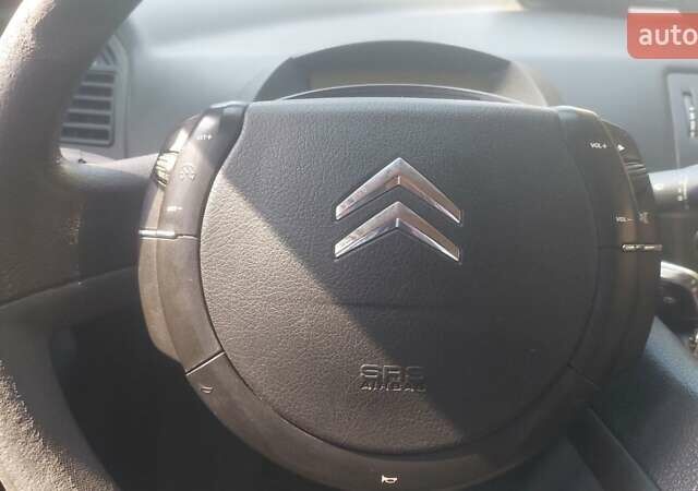 Красный Ситроен С4, объемом двигателя 1.6 л и пробегом 184 тыс. км за 3900 $, фото 4 на Automoto.ua