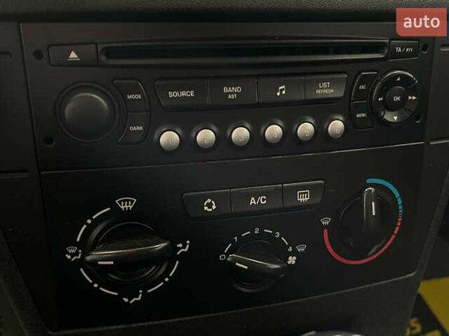 Червоний Сітроен С4, об'ємом двигуна 1.59 л та пробігом 190 тис. км за 3650 $, фото 16 на Automoto.ua