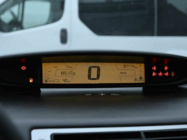 Желтый Ситроен С4, объемом двигателя 1.4 л и пробегом 197 тыс. км за 4800 $, фото 11 на Automoto.ua