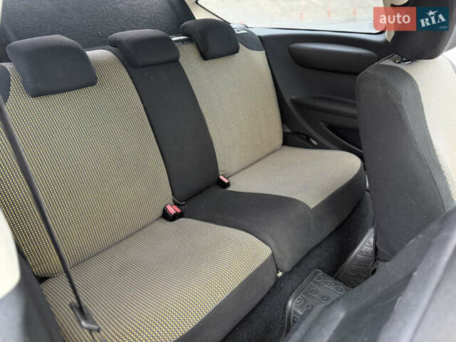 Жовтий Сітроен С4, об'ємом двигуна 1.59 л та пробігом 193 тис. км за 3700 $, фото 16 на Automoto.ua