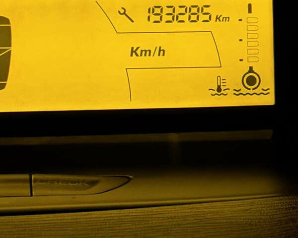 Жовтий Сітроен С4, об'ємом двигуна 1.59 л та пробігом 193 тис. км за 3700 $, фото 43 на Automoto.ua