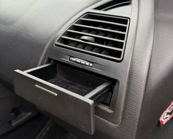 Жовтий Сітроен С4, об'ємом двигуна 1.59 л та пробігом 193 тис. км за 3700 $, фото 28 на Automoto.ua