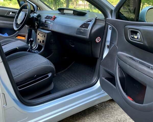 Серый Ситроен С4, объемом двигателя 1.36 л и пробегом 223 тыс. км за 3500 $, фото 7 на Automoto.ua