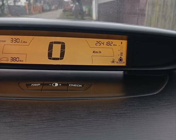 Серый Ситроен С4, объемом двигателя 1.56 л и пробегом 254 тыс. км за 4200 $, фото 2 на Automoto.ua