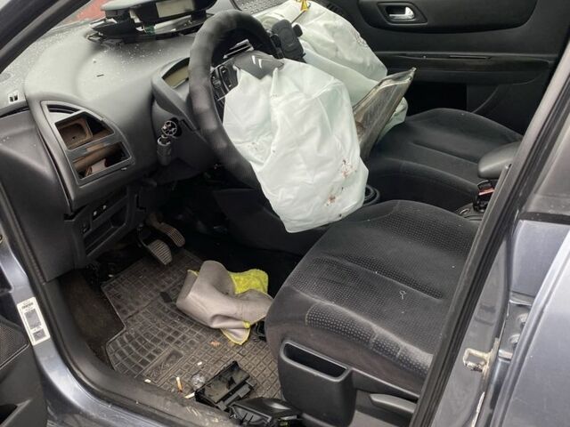 Серый Ситроен С4, объемом двигателя 1.56 л и пробегом 400 тыс. км за 1050 $, фото 3 на Automoto.ua