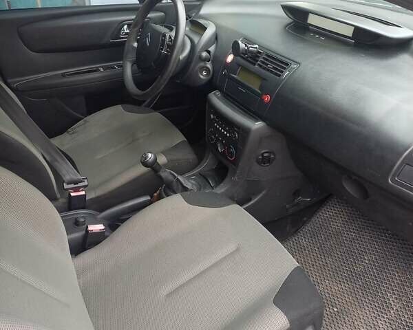 Серый Ситроен С4, объемом двигателя 1.4 л и пробегом 215 тыс. км за 3500 $, фото 2 на Automoto.ua