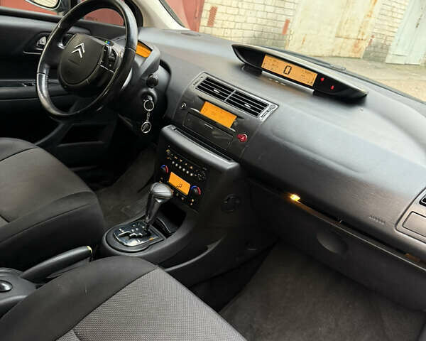 Серый Ситроен С4, объемом двигателя 1.59 л и пробегом 150 тыс. км за 3999 $, фото 1 на Automoto.ua