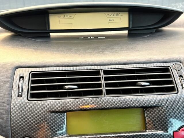 Серый Ситроен С4, объемом двигателя 1.6 л и пробегом 232 тыс. км за 5300 $, фото 6 на Automoto.ua