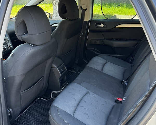 Серый Ситроен С4, объемом двигателя 1.6 л и пробегом 365 тыс. км за 6350 $, фото 5 на Automoto.ua