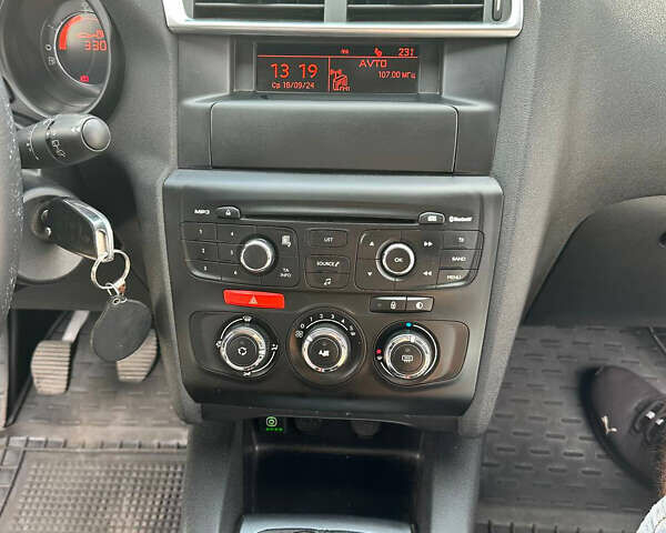 Серый Ситроен С4, объемом двигателя 1.4 л и пробегом 130 тыс. км за 7999 $, фото 12 на Automoto.ua