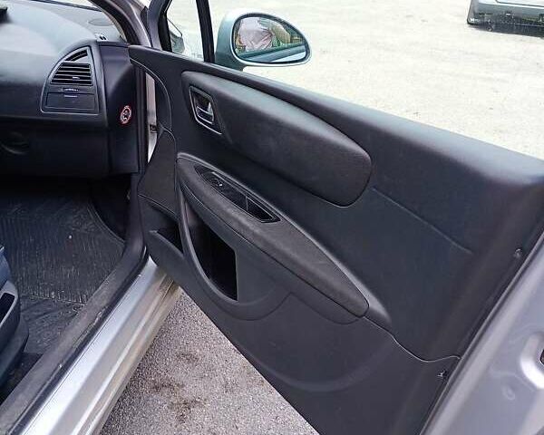 Серый Ситроен С4, объемом двигателя 1.59 л и пробегом 244 тыс. км за 4100 $, фото 1 на Automoto.ua