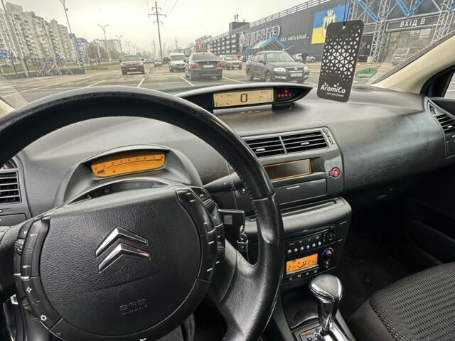 Серый Ситроен С4, объемом двигателя 1.6 л и пробегом 185 тыс. км за 3800 $, фото 7 на Automoto.ua