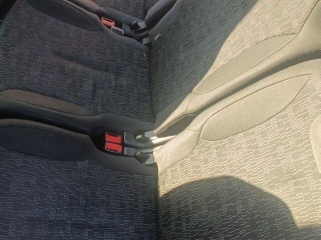 Серый Ситроен С4, объемом двигателя 1.7 л и пробегом 262 тыс. км за 3950 $, фото 4 на Automoto.ua