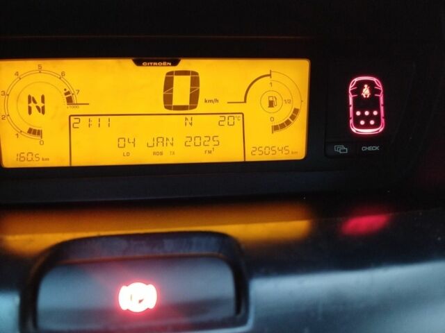 Серый Ситроен С4, объемом двигателя 2 л и пробегом 250 тыс. км за 5500 $, фото 4 на Automoto.ua