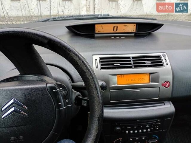 Синий Ситроен С4, объемом двигателя 1.6 л и пробегом 275 тыс. км за 3500 $, фото 3 на Automoto.ua