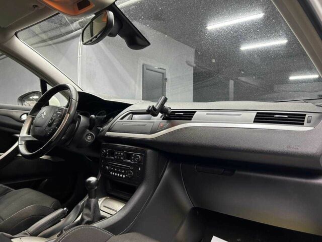 Белый Ситроен С5, объемом двигателя 1.6 л и пробегом 277 тыс. км за 6600 $, фото 14 на Automoto.ua