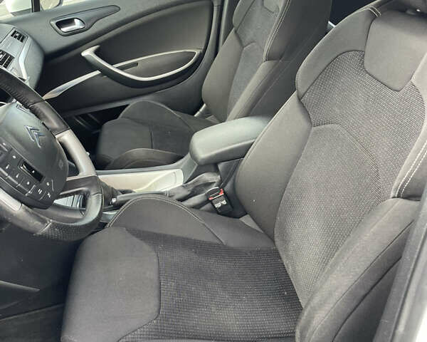 Сітроен С5 2009 у Чернівцях на Automoto.ua Білий Сітроен С5, об'ємом двигуна 1.6 л та пробігом 279 тис. км за 6600 $, фото 26 на Automoto.ua