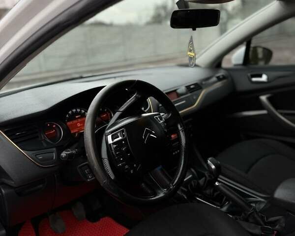 Белый Ситроен С5, объемом двигателя 1.6 л и пробегом 340 тыс. км за 4599 $, фото 5 на Automoto.ua