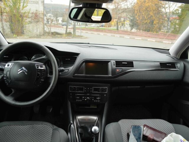 Белый Ситроен С5, объемом двигателя 1.6 л и пробегом 320 тыс. км за 5700 $, фото 9 на Automoto.ua