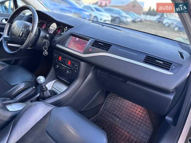 Бежевый Ситроен С5, объемом двигателя 2 л и пробегом 213 тыс. км за 5499 $, фото 30 на Automoto.ua