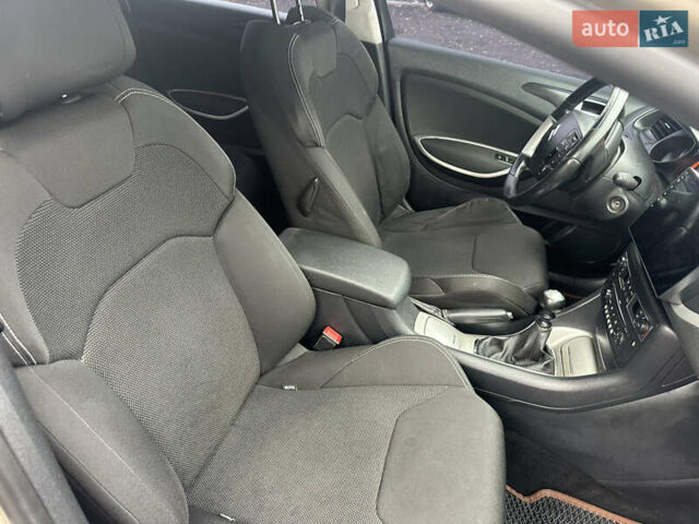 Бежевый Ситроен С5, объемом двигателя 2 л и пробегом 240 тыс. км за 4950 $, фото 9 на Automoto.ua