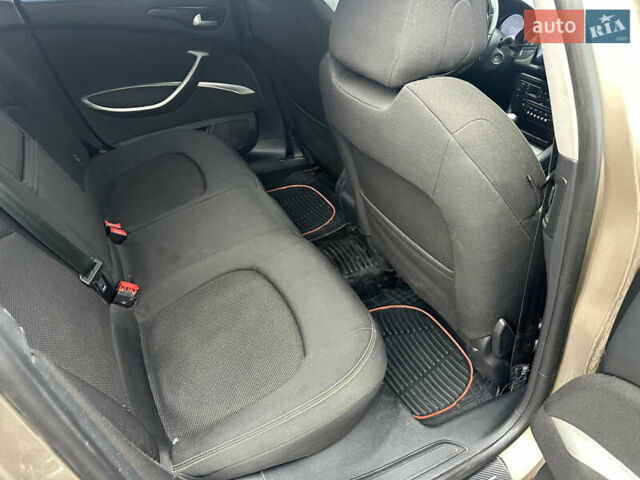 Бежевый Ситроен С5, объемом двигателя 2 л и пробегом 240 тыс. км за 4950 $, фото 12 на Automoto.ua