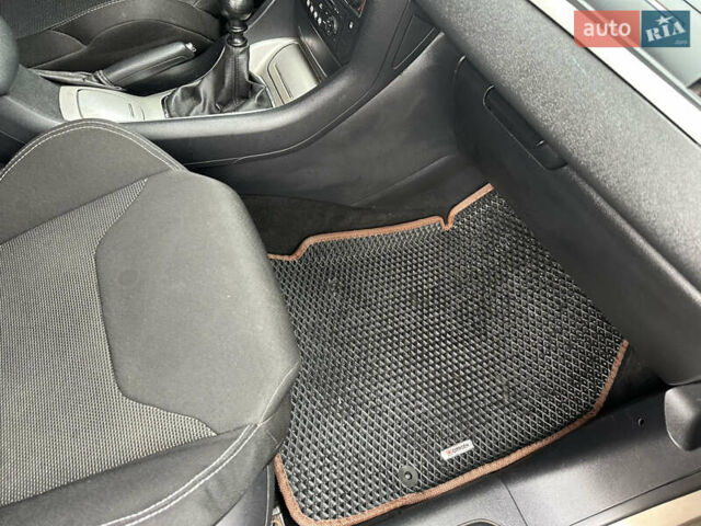 Бежевый Ситроен С5, объемом двигателя 2 л и пробегом 240 тыс. км за 4950 $, фото 11 на Automoto.ua