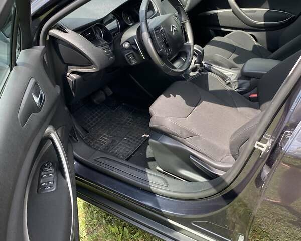 Черный Ситроен С5, объемом двигателя 1.6 л и пробегом 201 тыс. км за 8700 $, фото 19 на Automoto.ua