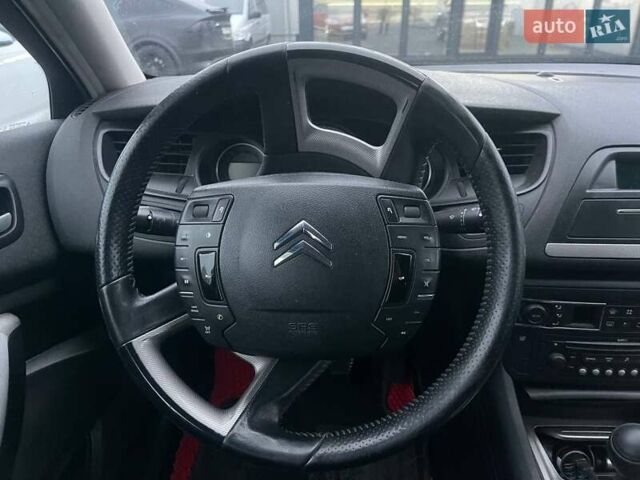 Красный Ситроен С5, объемом двигателя 2 л и пробегом 300 тыс. км за 5990 $, фото 14 на Automoto.ua