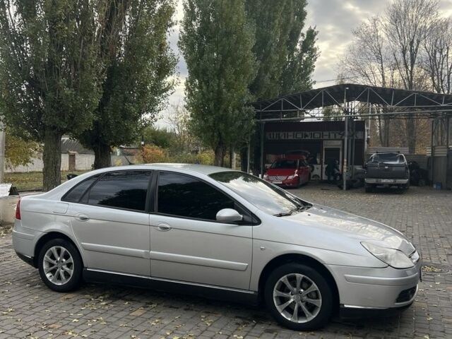 Сірий Сітроен С5, об'ємом двигуна 2 л та пробігом 326 тис. км за 3950 $, фото 4 на Automoto.ua