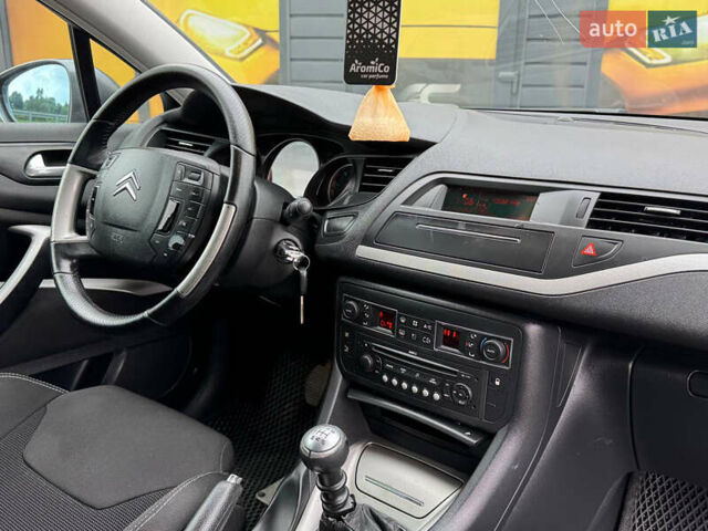 Сірий Сітроен С5, об'ємом двигуна 2 л та пробігом 261 тис. км за 5500 $, фото 28 на Automoto.ua